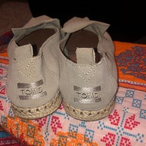 Size 7 never worn Women’s TOMS slip on shoes.